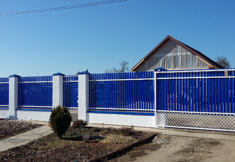Купить Забор из металлического штакетника синий в Москве по цене от 1610 руб. Забор из металлического штакетника синий купить Москва